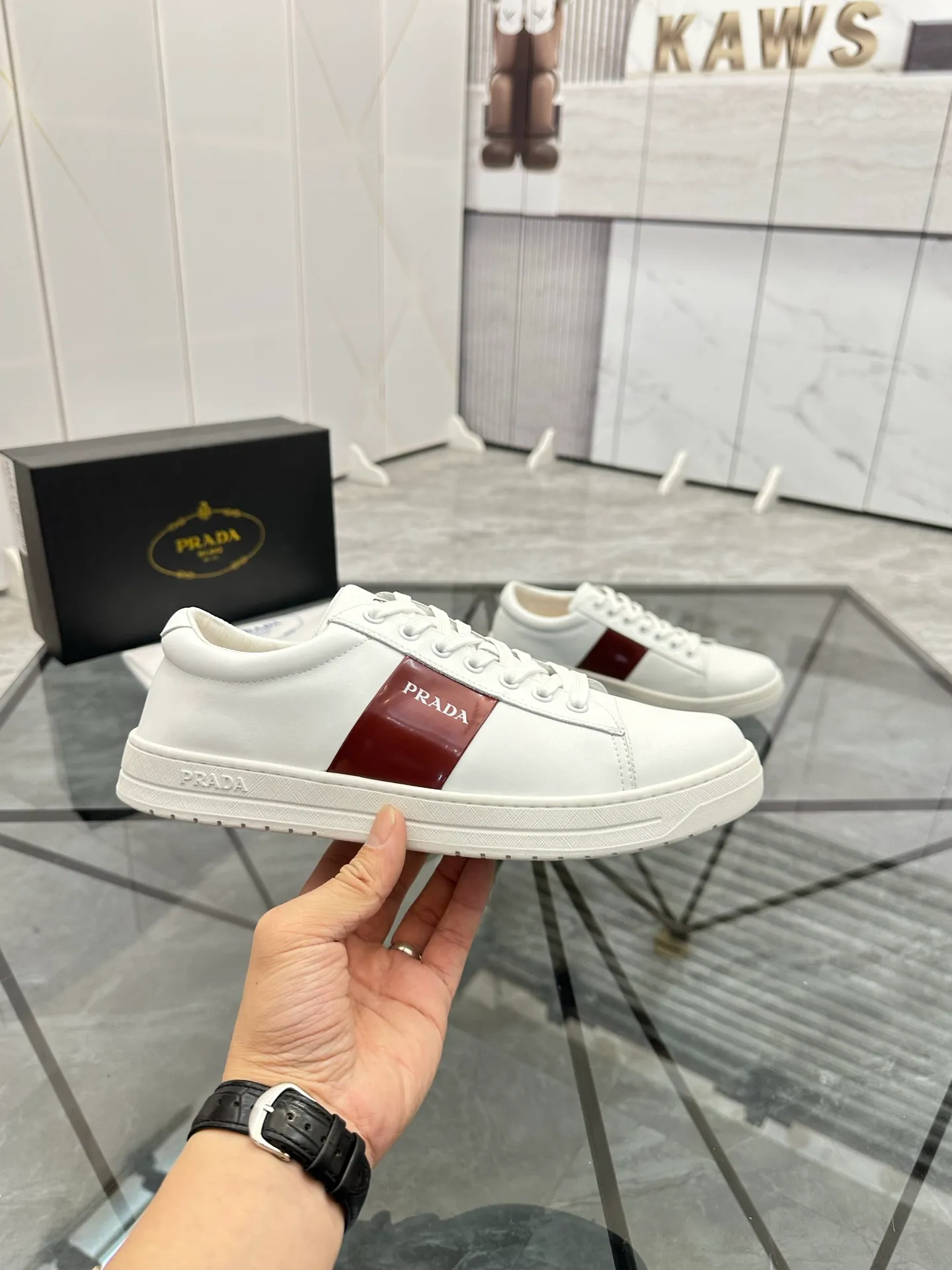 Men's shoes: 💰P400¥ Product trademark: Prada *"Prada*" low-top casual shoes Regular size: 38-44 (can be customized to 45) Product materials: imported cowhide upper, sheepskin lining, original outsole. Number: 020